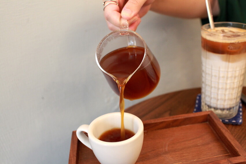 高雄市新興區吃。高雄市｜新興區。「咖啡足矣 Coffee Serenity」隱身巷弄裡老宅專業咖啡廳，主理人榮獲2015年TISCA全國