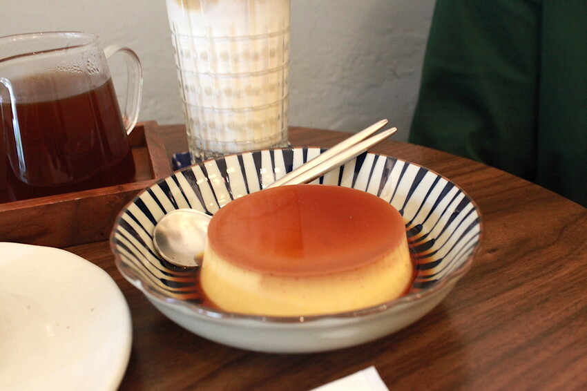 高雄市新興區吃。高雄市｜新興區。「咖啡足矣 Coffee Serenity」隱身巷弄裡老宅專業咖啡廳，主理人榮獲2015年TISCA全國