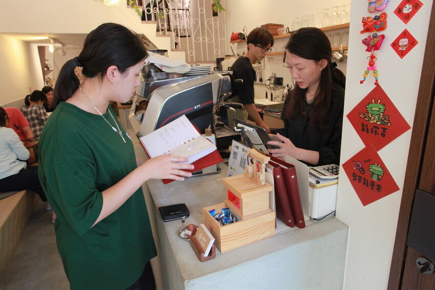 高雄市新興區吃。高雄市｜新興區。「咖啡足矣 Coffee Serenity」隱身巷弄裡老宅專業咖啡廳，主理人榮獲2015年TISCA全國