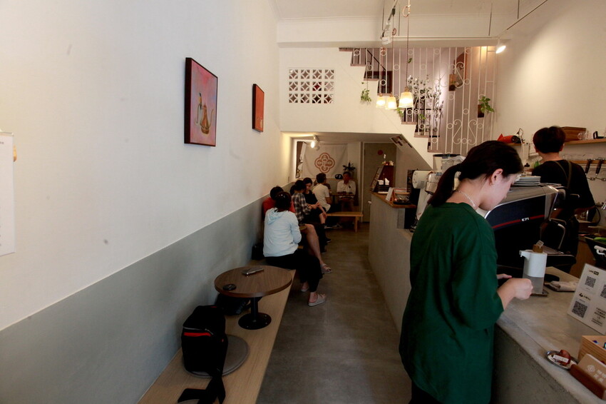 高雄市新興區吃。高雄市｜新興區。「咖啡足矣 Coffee Serenity」隱身巷弄裡老宅專業咖啡廳，主理人榮獲2015年TISCA全國