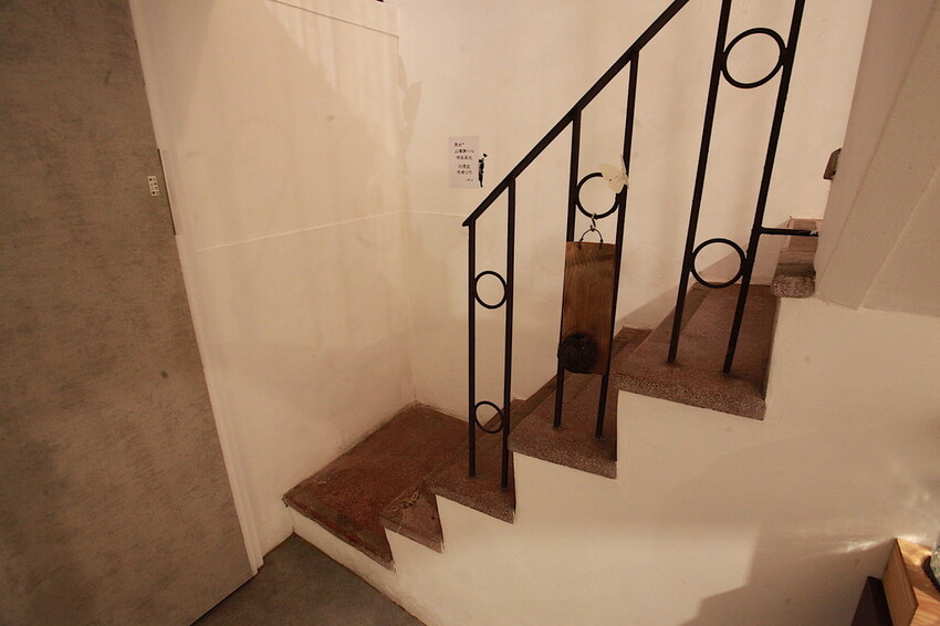 高雄市新興區吃。高雄市｜新興區。「咖啡足矣 Coffee Serenity」隱身巷弄裡老宅專業咖啡廳，主理人榮獲2015年TISCA全國