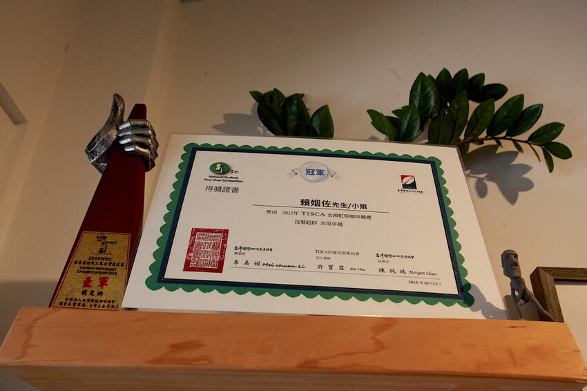 高雄市新興區吃。高雄市｜新興區。「咖啡足矣 Coffee Serenity」隱身巷弄裡老宅專業咖啡廳，主理人榮獲2015年TISCA全國