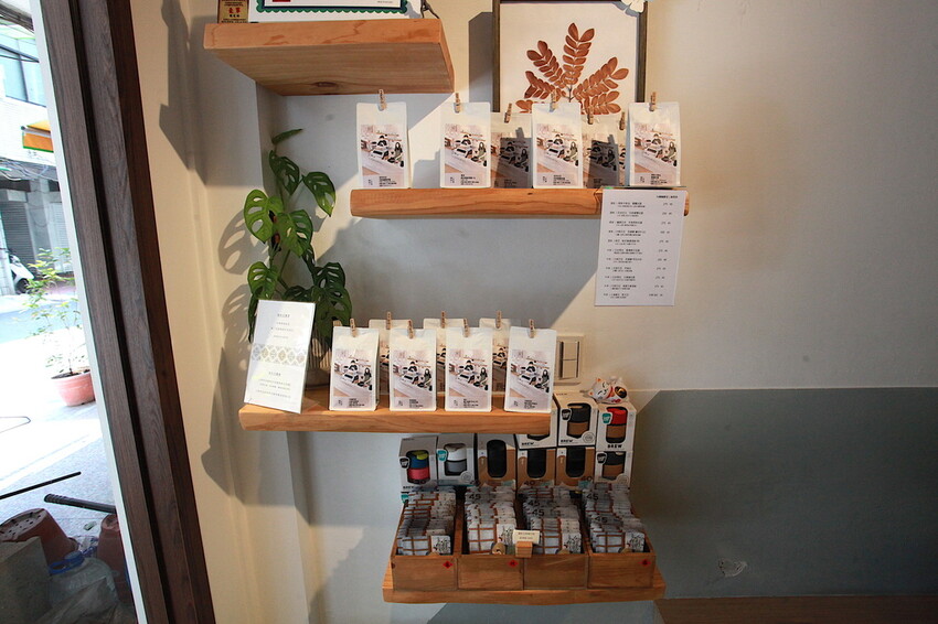 高雄市新興區吃。高雄市｜新興區。「咖啡足矣 Coffee Serenity」隱身巷弄裡老宅專業咖啡廳，主理人榮獲2015年TISCA全國