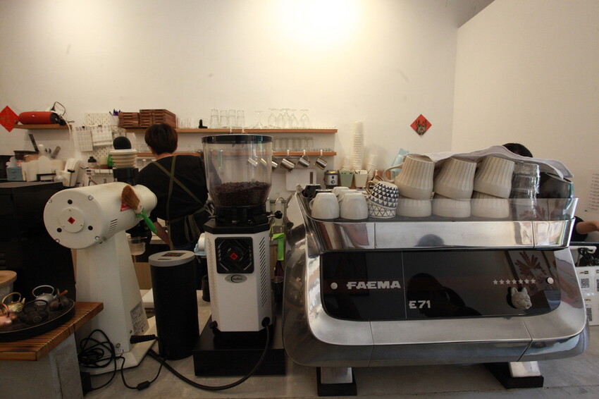 高雄市新興區吃。高雄市｜新興區。「咖啡足矣 Coffee Serenity」隱身巷弄裡老宅專業咖啡廳，主理人榮獲2015年TISCA全國