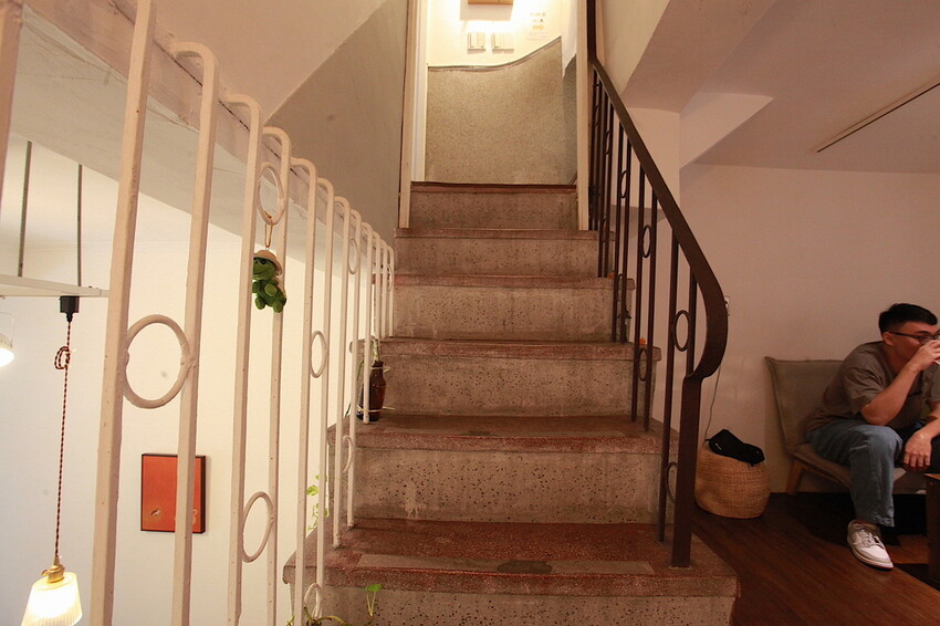 高雄市新興區吃。高雄市｜新興區。「咖啡足矣 Coffee Serenity」隱身巷弄裡老宅專業咖啡廳，主理人榮獲2015年TISCA全國