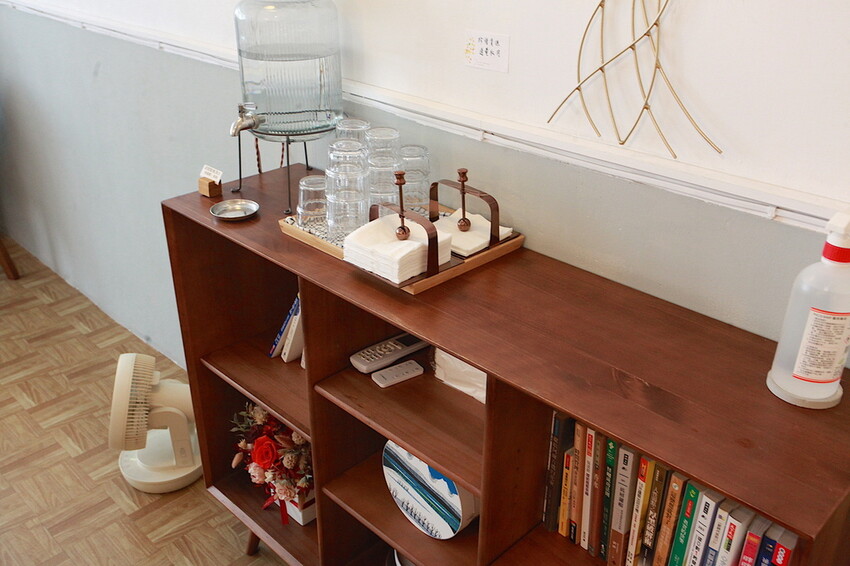 高雄市新興區吃。高雄市｜新興區。「咖啡足矣 Coffee Serenity」隱身巷弄裡老宅專業咖啡廳，主理人榮獲2015年TISCA全國