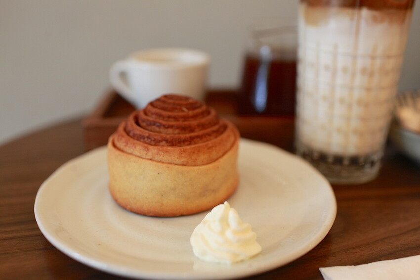 高雄市新興區吃。高雄市｜新興區。「咖啡足矣 Coffee Serenity」隱身巷弄裡老宅專業咖啡廳，主理人榮獲2015年TISCA全國