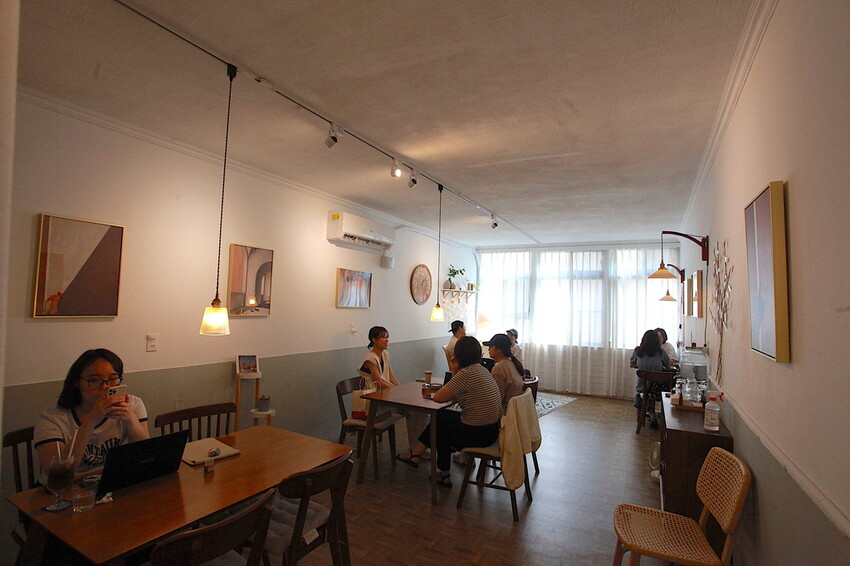 高雄市新興區吃。高雄市｜新興區。「咖啡足矣 Coffee Serenity」隱身巷弄裡老宅專業咖啡廳，主理人榮獲2015年TISCA全國