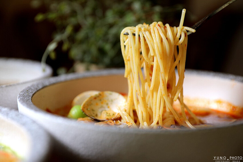 新北市永和區義匠義式湯麵，超爆料義大利麵推薦 超豐盛海鮮一次滿足。在地人激推好吃義大利麵料理 義大利麵新創湯麵吃法