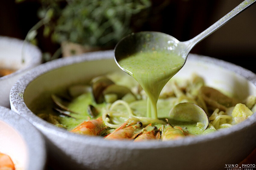 新北市永和區義匠義式湯麵，超爆料義大利麵推薦 超豐盛海鮮一次滿足。在地人激推好吃義大利麵料理 義大利麵新創湯麵吃法