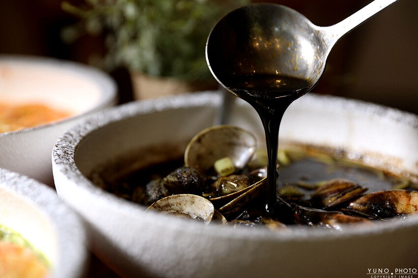 新北市永和區義匠義式湯麵，超爆料義大利麵推薦 超豐盛海鮮一次滿足。在地人激推好吃義大利麵料理 義大利麵新創湯麵吃法