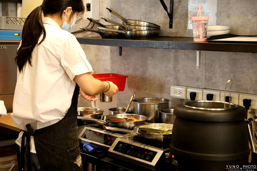 新北市永和區義匠義式湯麵，超爆料義大利麵推薦 超豐盛海鮮一次滿足。在地人激推好吃義大利麵料理 義大利麵新創湯麵吃法