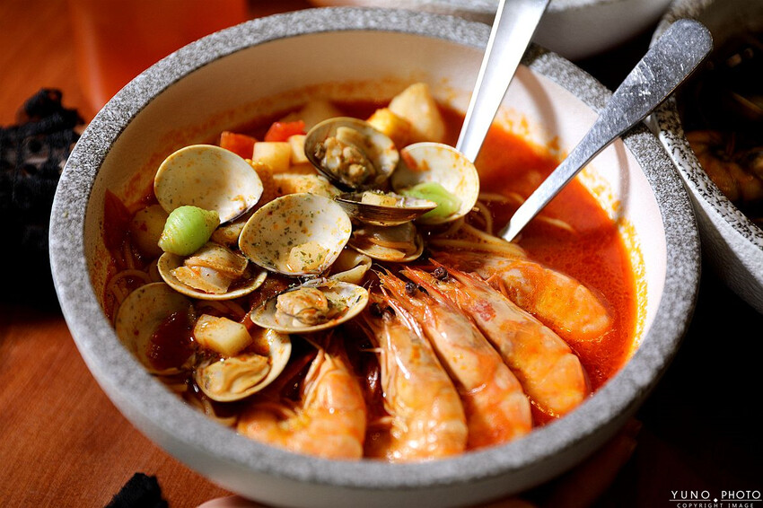 新北市永和區義匠義式湯麵，超爆料義大利麵推薦 超豐盛海鮮一次滿足。在地人激推好吃義大利麵料理 義大利麵新創湯麵吃法