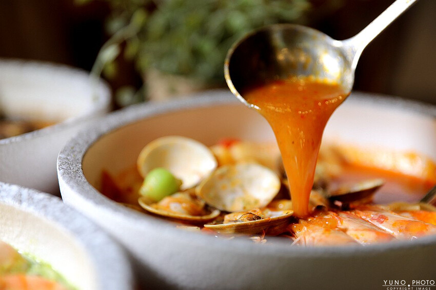 新北市永和區義匠義式湯麵，超爆料義大利麵推薦 超豐盛海鮮一次滿足。在地人激推好吃義大利麵料理 義大利麵新創湯麵吃法