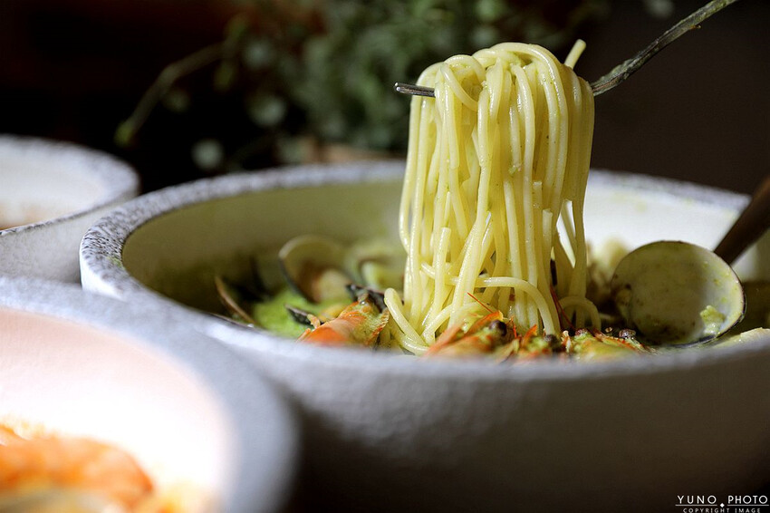 新北市永和區義匠義式湯麵，超爆料義大利麵推薦 超豐盛海鮮一次滿足。在地人激推好吃義大利麵料理 義大利麵新創湯麵吃法