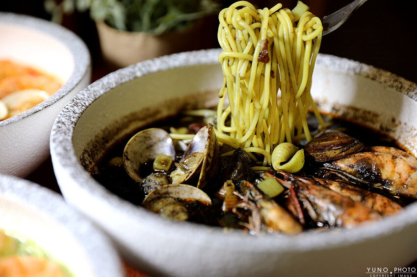 新北市永和區義匠義式湯麵，超爆料義大利麵推薦 超豐盛海鮮一次滿足。在地人激推好吃義大利麵料理 義大利麵新創湯麵吃法