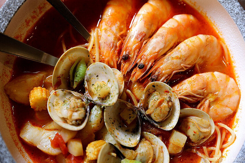 新北市永和區義匠義式湯麵，超爆料義大利麵推薦 超豐盛海鮮一次滿足。在地人激推好吃義大利麵料理 義大利麵新創湯麵吃法