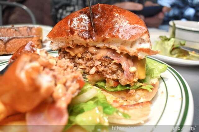 宜蘭礁溪漢堡 | 海皮漢堡 Happy Burger 推薦菜單：花生培根起司豬肉堡/法式吐司（巧克力口味）/墨西哥脆餅（塔可肉醬）