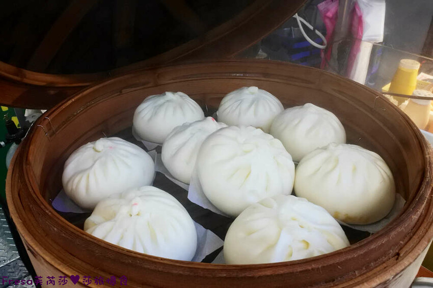台南伴手禮【寶哥點心坊】國華街散步小食.現蒸包子超飽餡.濃醇乳酪球冰過更好吃│海安路商圈│中西區美食