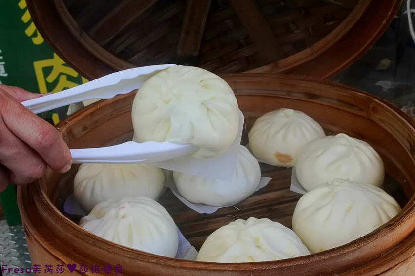 台南伴手禮【寶哥點心坊】國華街散步小食.現蒸包子超飽餡.濃醇乳酪球冰過更好吃│海安路商圈│中西區美食