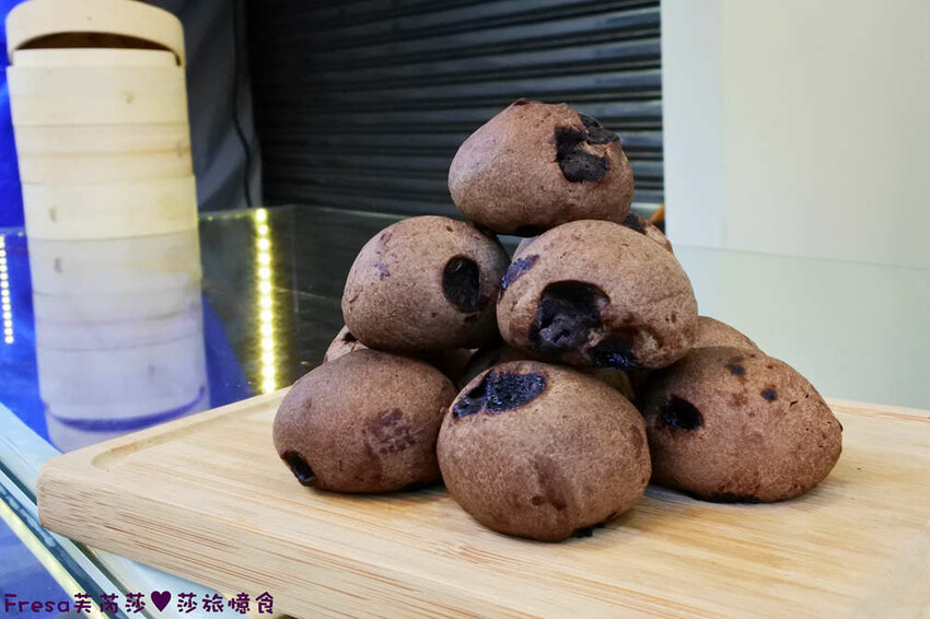 台南伴手禮【寶哥點心坊】國華街散步小食.現蒸包子超飽餡.濃醇乳酪球冰過更好吃│海安路商圈│中西區美食