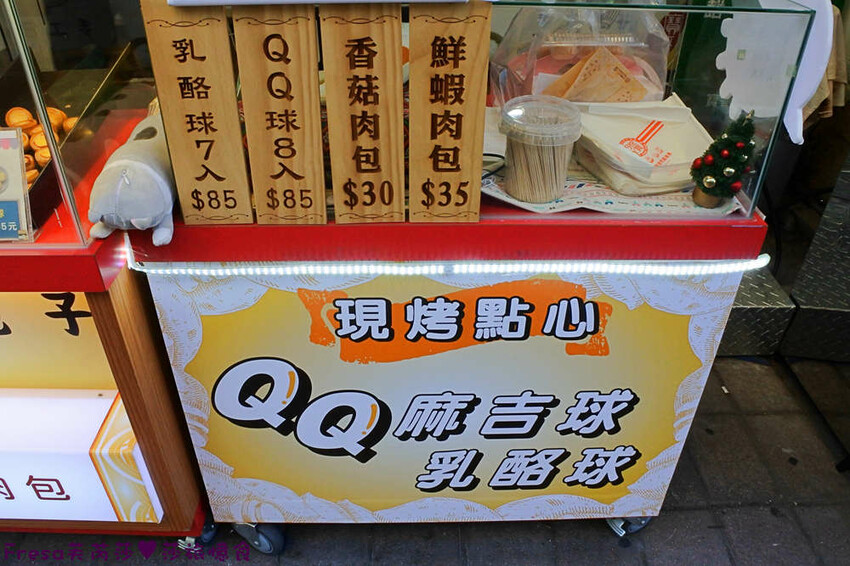 台南伴手禮【寶哥點心坊】國華街散步小食.現蒸包子超飽餡.濃醇乳酪球冰過更好吃│海安路商圈│中西區美食