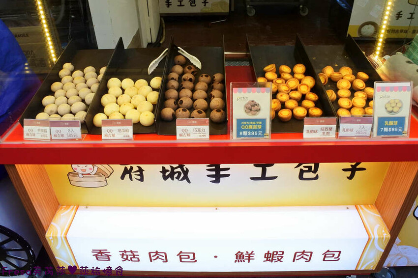 台南伴手禮【寶哥點心坊】國華街散步小食.現蒸包子超飽餡.濃醇乳酪球冰過更好吃│海安路商圈│中西區美食