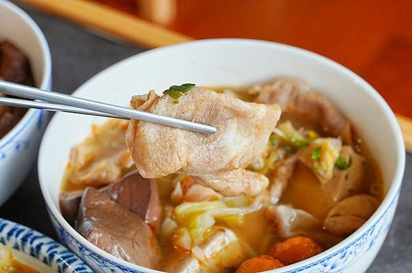 LINE_ALBUM_3鼎紅祖傳麻辣鴨血臭豆腐 二傻夫婦_230113_2.jpg