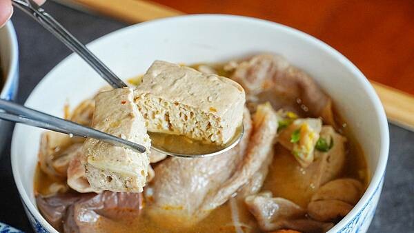 LINE_ALBUM_3鼎紅祖傳麻辣鴨血臭豆腐 二傻夫婦_230113_0.jpg