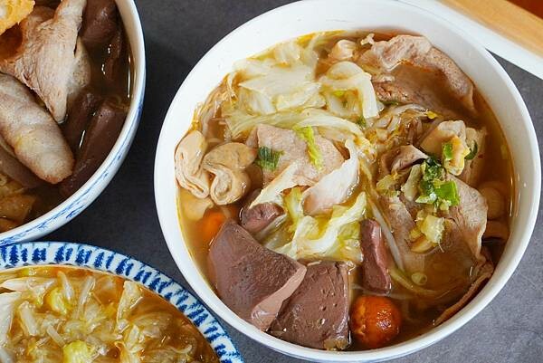 LINE_ALBUM_3鼎紅祖傳麻辣鴨血臭豆腐 二傻夫婦_230113_5.jpg