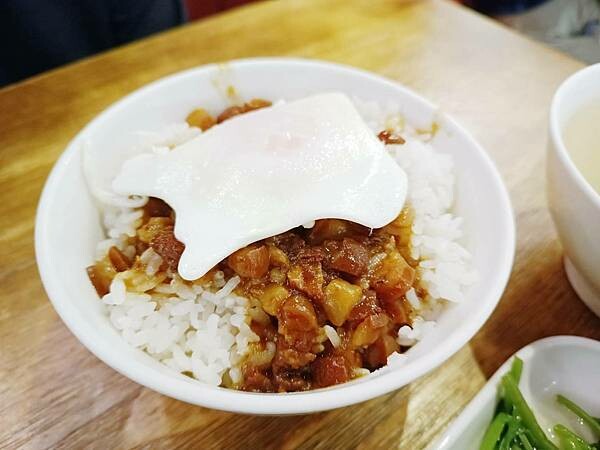 高雄市三民區還沒機會摘星沒關係，肉燥飯也能讓你吃到米其林必比登推薦【VASO 弘-肉燥飯舖】麻辣肉燥飯真的是吃了讓人會