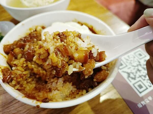 高雄市三民區還沒機會摘星沒關係，肉燥飯也能讓你吃到米其林必比登推薦【VASO 弘-肉燥飯舖】麻辣肉燥飯真的是吃了讓人會