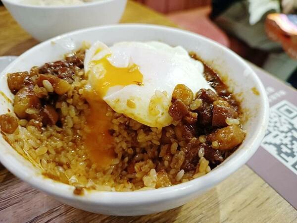 高雄市三民區還沒機會摘星沒關係，肉燥飯也能讓你吃到米其林必比登推薦【VASO 弘-肉燥飯舖】麻辣肉燥飯真的是吃了讓人會