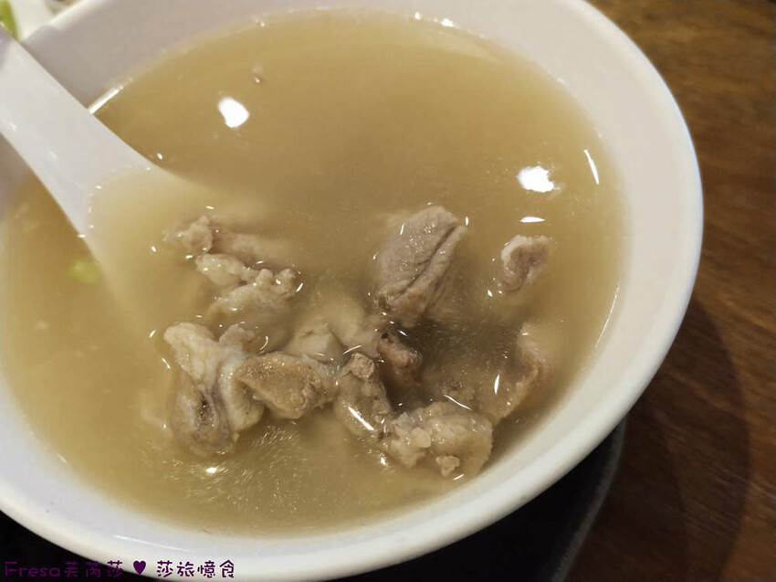 高雄市三民區高雄美食【VASO弘肉燥飯舖】文山特區超高人氣〝米其林必比登〞推薦美食.豬腿庫飯開店不到一小時就完售│澄清