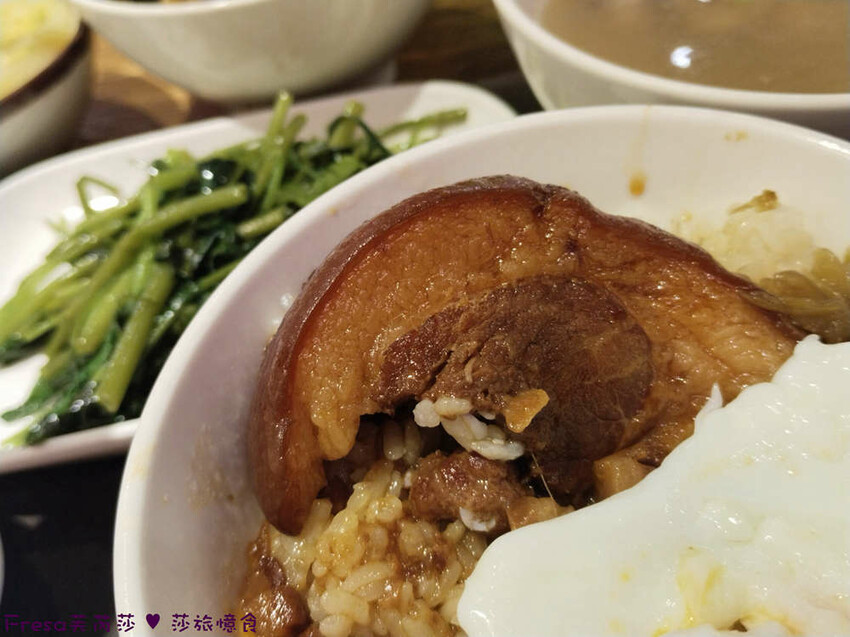 高雄市三民區高雄美食【VASO弘肉燥飯舖】文山特區超高人氣〝米其林必比登〞推薦美食.豬腿庫飯開店不到一小時就完售│澄清