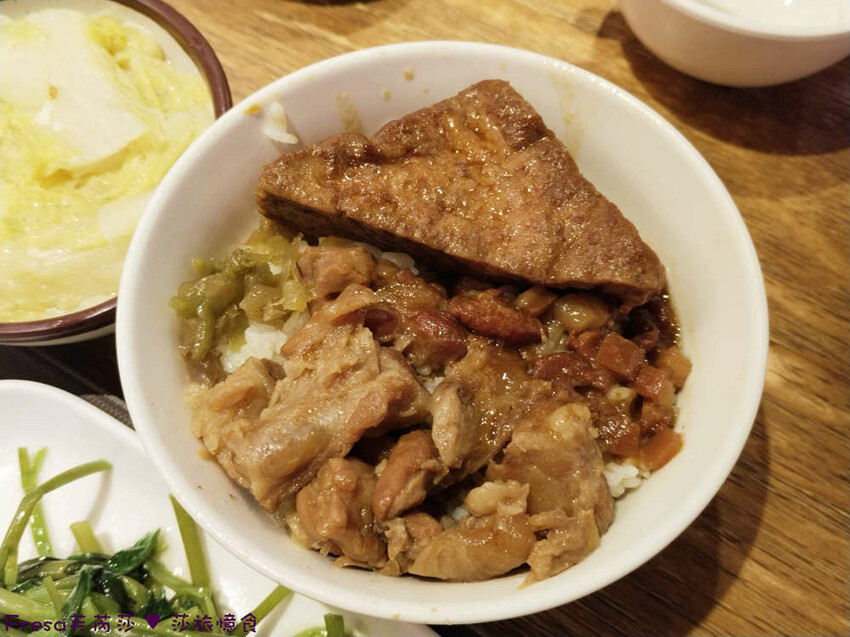 高雄市三民區高雄美食【VASO弘肉燥飯舖】文山特區超高人氣〝米其林必比登〞推薦美食.豬腿庫飯開店不到一小時就完售│澄清