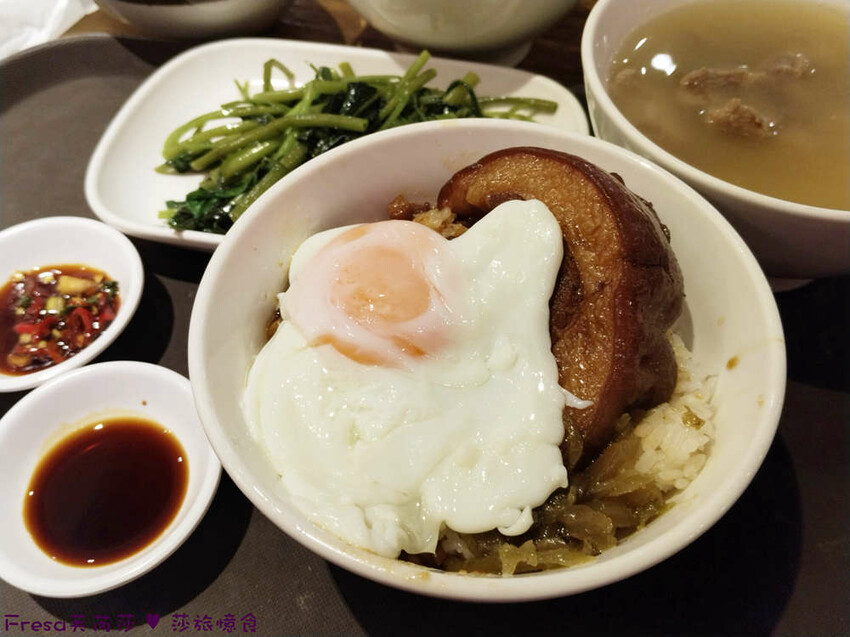 高雄市三民區高雄美食【VASO弘肉燥飯舖】文山特區超高人氣〝米其林必比登〞推薦美食.豬腿庫飯開店不到一小時就完售│澄清