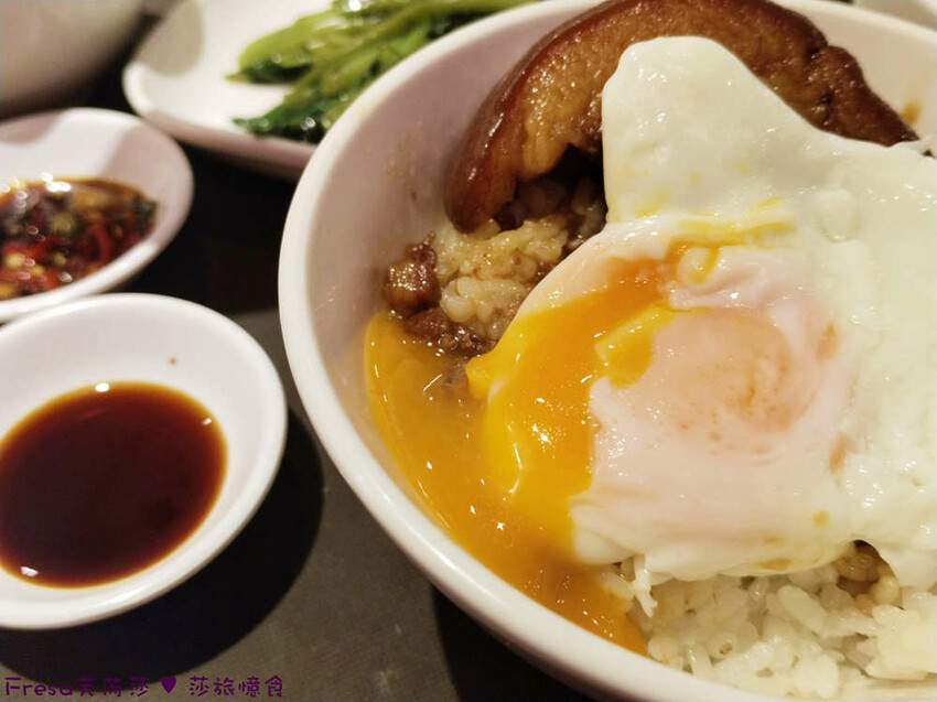 高雄市三民區高雄美食【VASO弘肉燥飯舖】文山特區超高人氣〝米其林必比登〞推薦美食.豬腿庫飯開店不到一小時就完售│澄清