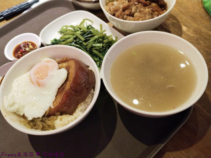 高雄市三民區高雄美食【VASO弘肉燥飯舖】文山特區超高人氣〝米其林必比登〞推薦美食.豬腿庫飯開店不到一小時就完售│澄清