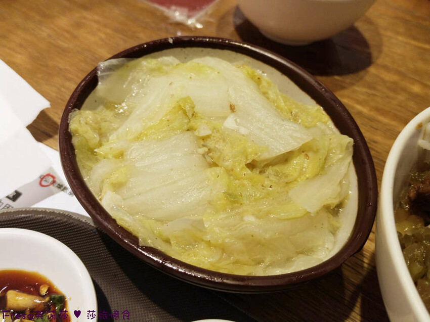 高雄市三民區高雄美食【VASO弘肉燥飯舖】文山特區超高人氣〝米其林必比登〞推薦美食.豬腿庫飯開店不到一小時就完售│澄清