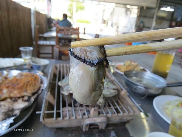嘉義縣東石鄉嘉義美食 烤蚵吃到飽推薦【塭ㄚ烤蚵呷通海】肥美的東石鮮蚵 現做熱炒美食 還有兒童遊戲區 全家歡樂烤蚵趣
