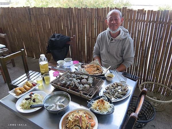 嘉義縣東石鄉嘉義美食 烤蚵吃到飽推薦【塭ㄚ烤蚵呷通海】肥美的東石鮮蚵 現做熱炒美食 還有兒童遊戲區 全家歡樂烤蚵趣