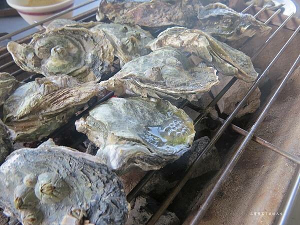 嘉義縣東石鄉嘉義美食 烤蚵吃到飽推薦【塭ㄚ烤蚵呷通海】肥美的東石鮮蚵 現做熱炒美食 還有兒童遊戲區 全家歡樂烤蚵趣