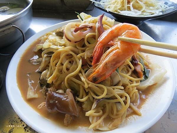 嘉義縣東石鄉嘉義美食 烤蚵吃到飽推薦【塭ㄚ烤蚵呷通海】肥美的東石鮮蚵 現做熱炒美食 還有兒童遊戲區 全家歡樂烤蚵趣