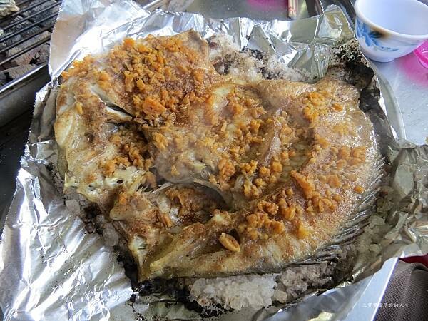 嘉義縣東石鄉嘉義美食 烤蚵吃到飽推薦【塭ㄚ烤蚵呷通海】肥美的東石鮮蚵 現做熱炒美食 還有兒童遊戲區 全家歡樂烤蚵趣