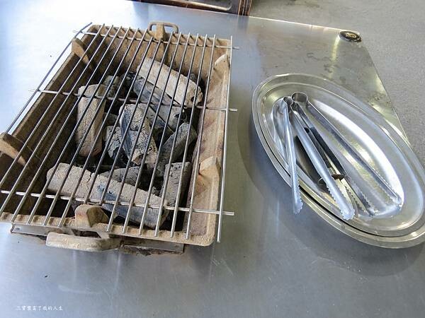 嘉義縣東石鄉嘉義美食 烤蚵吃到飽推薦【塭ㄚ烤蚵呷通海】肥美的東石鮮蚵 現做熱炒美食 還有兒童遊戲區 全家歡樂烤蚵趣