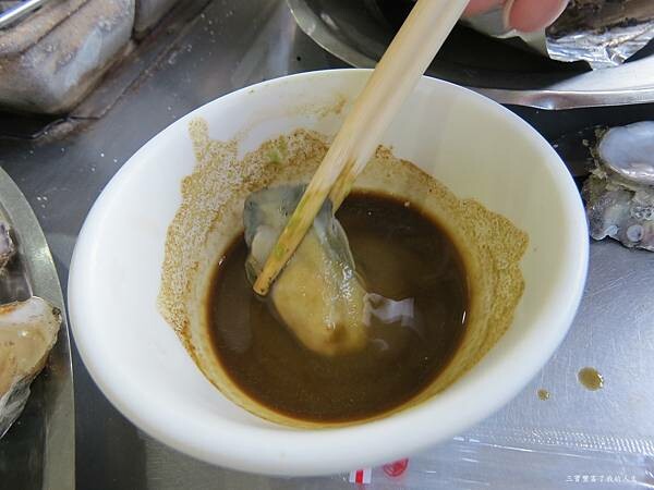 嘉義縣東石鄉嘉義美食 烤蚵吃到飽推薦【塭ㄚ烤蚵呷通海】肥美的東石鮮蚵 現做熱炒美食 還有兒童遊戲區 全家歡樂烤蚵趣