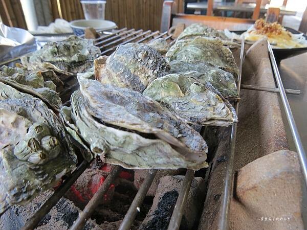 嘉義縣東石鄉嘉義美食 烤蚵吃到飽推薦【塭ㄚ烤蚵呷通海】肥美的東石鮮蚵 現做熱炒美食 還有兒童遊戲區 全家歡樂烤蚵趣