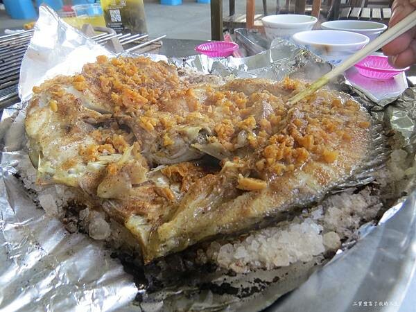 嘉義縣東石鄉嘉義美食 烤蚵吃到飽推薦【塭ㄚ烤蚵呷通海】肥美的東石鮮蚵 現做熱炒美食 還有兒童遊戲區 全家歡樂烤蚵趣