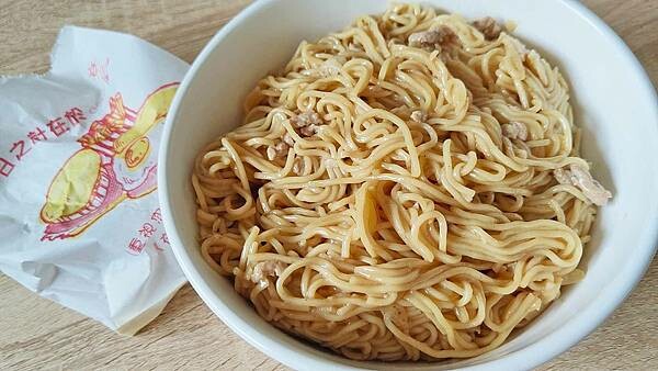 什麼？網路評價高達４.５顆星！？真的有這麼厲害？網路超高評價的飯糰店，真的有這麼強的實力嗎？讓大家吃